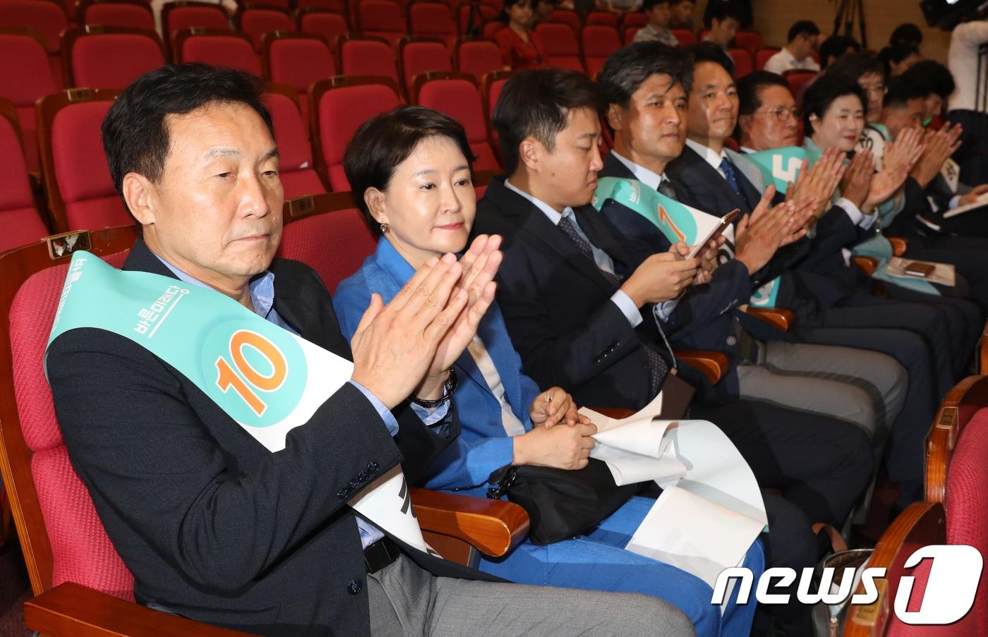 본문 이미지 - 지난 10일 오후 서울 여의도 국회의원회관에서 열린 바른미래당 예비경선 후보자 정견발표회에서 당대표·최고위원 후보들이 박수를 치고 있다. 왼쪽부터 손학규 후보, 권은희 후보, 이준석 후보, 이수봉 후보, 장성민 후보, 정운천 후보, 신용현 후보, 장성철 후보, 김영환 후보, 하태경 후보. 2018.8.10/뉴스1 ⓒ News1 안은나 기자