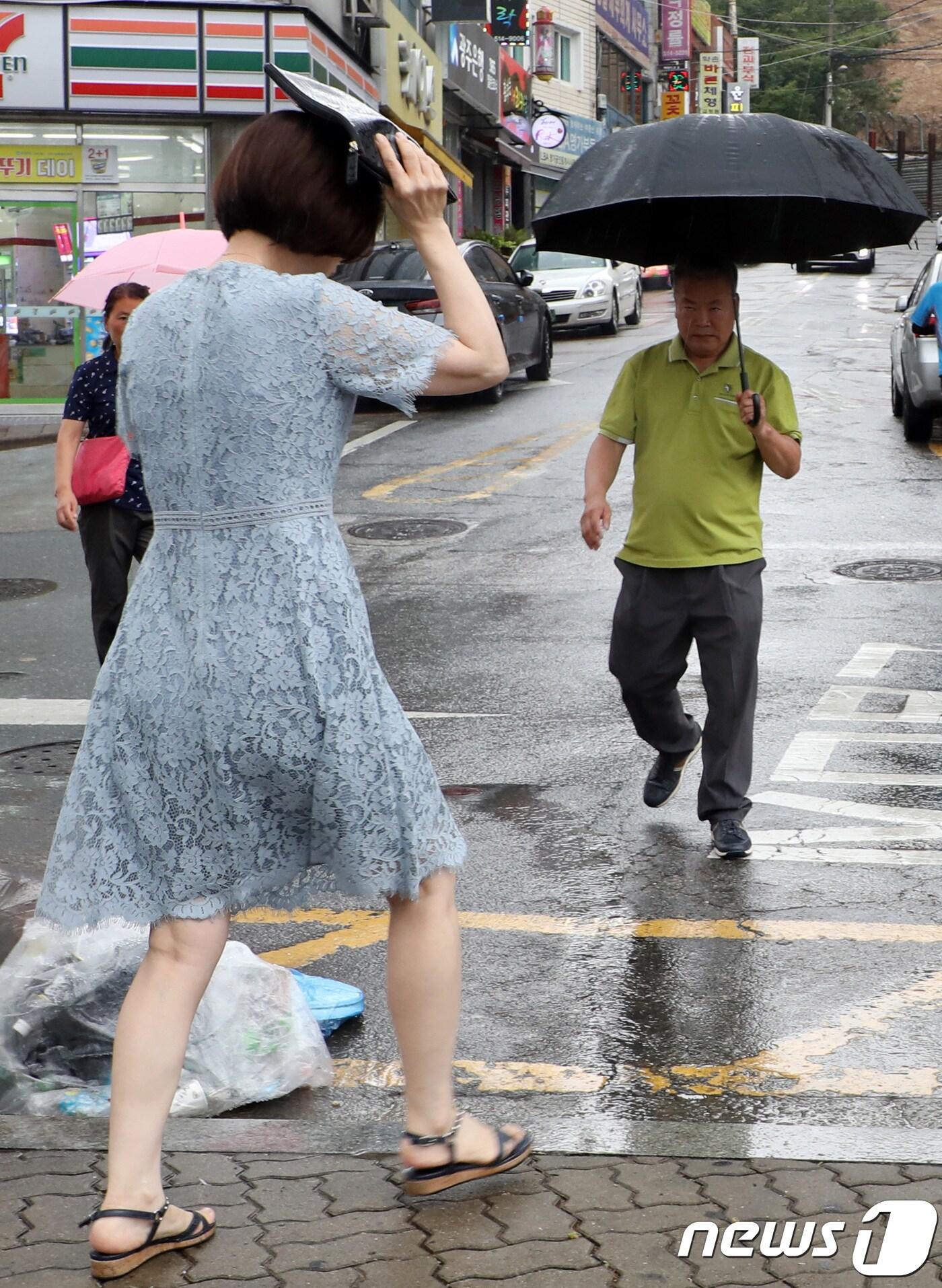 본문 이미지 - 한 시민이 10일 오후 소나기가 내리는 광주 북구 운암동 한 도로를 건너고 있다. 광주지방기상청은 이날 오후 6시10분 광주에 호우주의보를 발효했다. 018.8.10/뉴스1 ⓒ News1 한산 기자