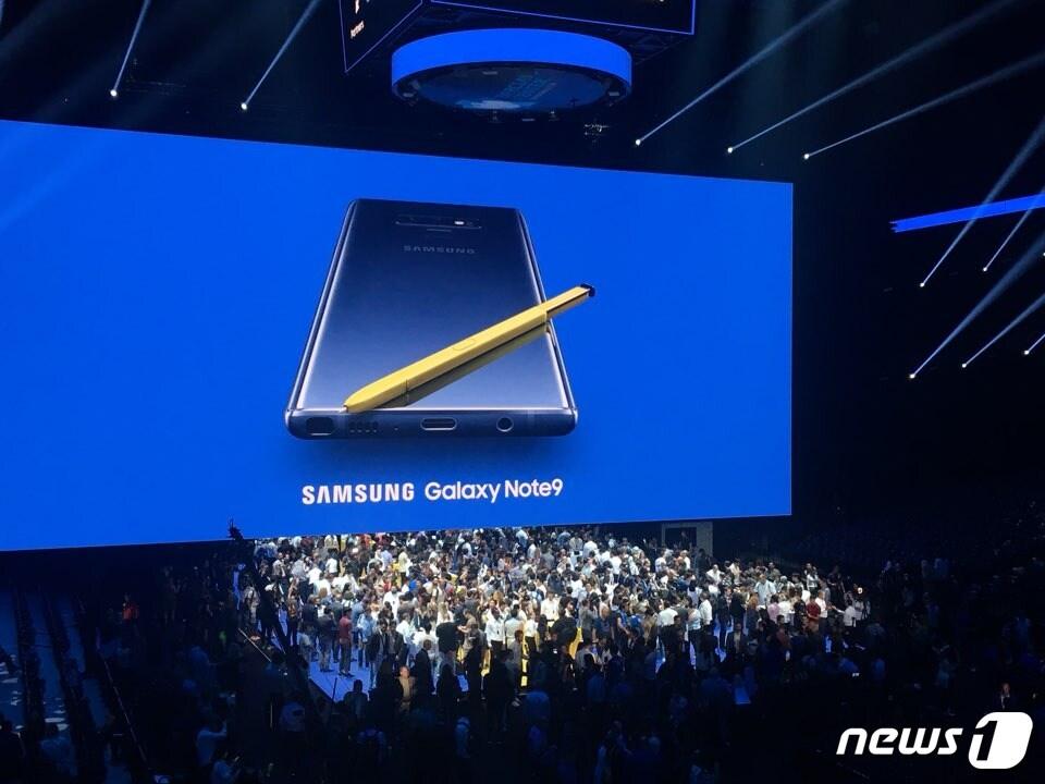 본문 이미지 - 9일(현지시간) 미국 뉴욕 브루클린 바클레이스센터에서 열린 갤럭시노트9 언팩 행사에 모인 사람들이 갤럭시노트9을 직접 체험해보는 모습. ⓒ News1