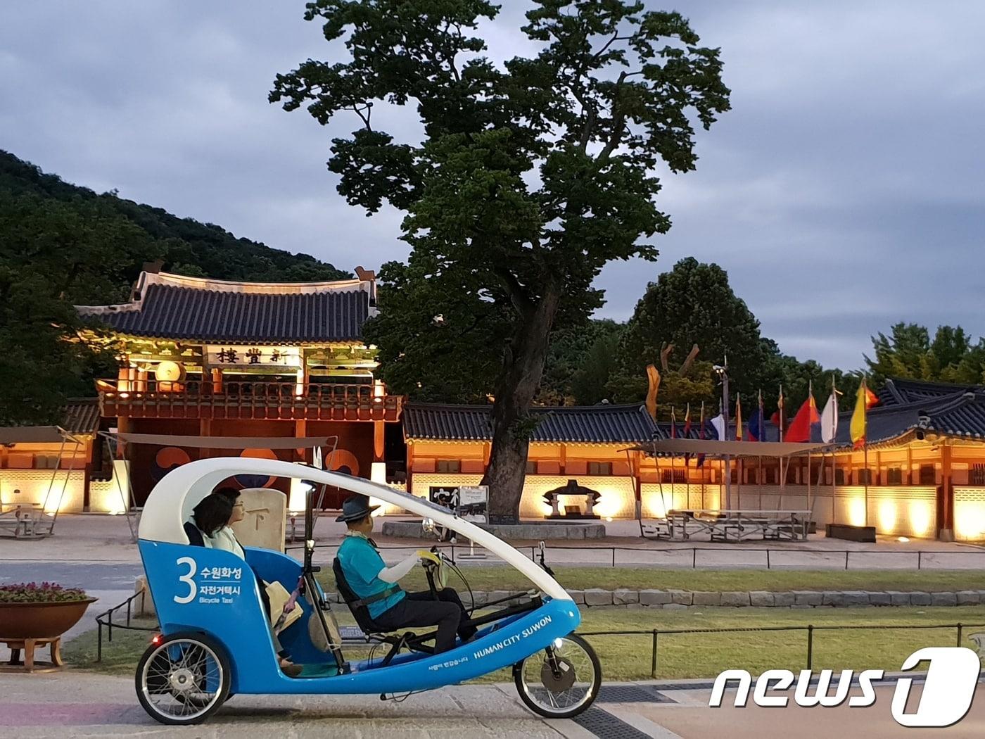 본문 이미지 - 자전거택시 야간 투어 '한여름 밤의 궁' ⓒ News1