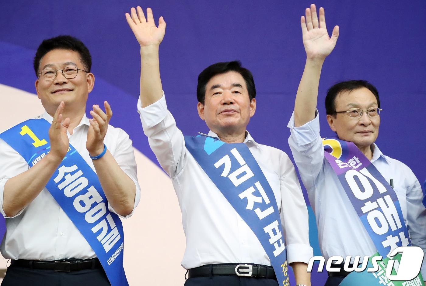 본문 이미지 - 송영길·김진표·이해찬 더불어민주당 당대표 후보(왼쪽부터)가 12일 오전 대구 북구 산격동 엑스코에서 열린 ‘대구시당 정기대의원대회 및 당대표·최고위원 후보 합동연설회’에 참석해 손을 들어 인사하고 있다. 2018.8.12/뉴스1 ⓒ News1 공정식 기자