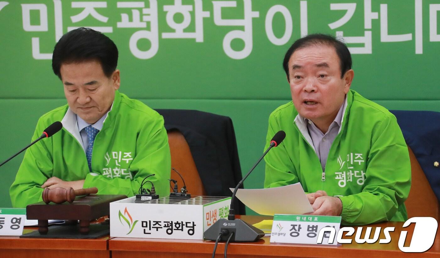 장병완 민주평화당 원내대표가 13일 오전 서울 여의도 국회 본청에서 열린 최고위원회의에서 모두발언을 하고 있다. 2018.8.13/뉴스1 ⓒ News1 이동원 기자