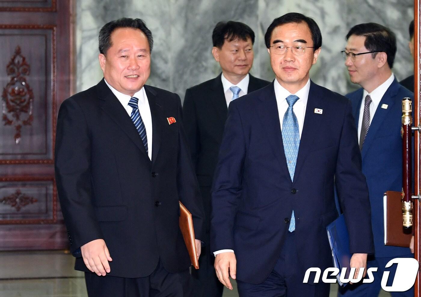 13일 경기도 파주시 판문점 북측 통일각에서 열린 남북 고위급회담에서 조명균 통일부장관과 리선권 조국평화통일위원회 위원장이 환한 표정을 지으며 회담장으로 들어서고 있다. 2018.8.13/뉴스1 ⓒ News1 사진공동취재단