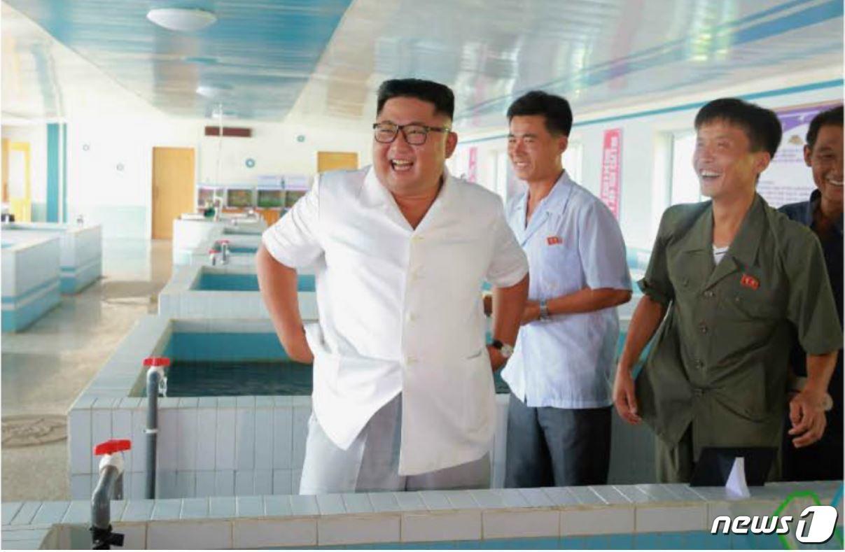 본문 이미지 - 김정은 국무위원장이 연풍호 방류어업사업소를 현지지도하고 있다. (노동신문) 2018.8.13/뉴스1