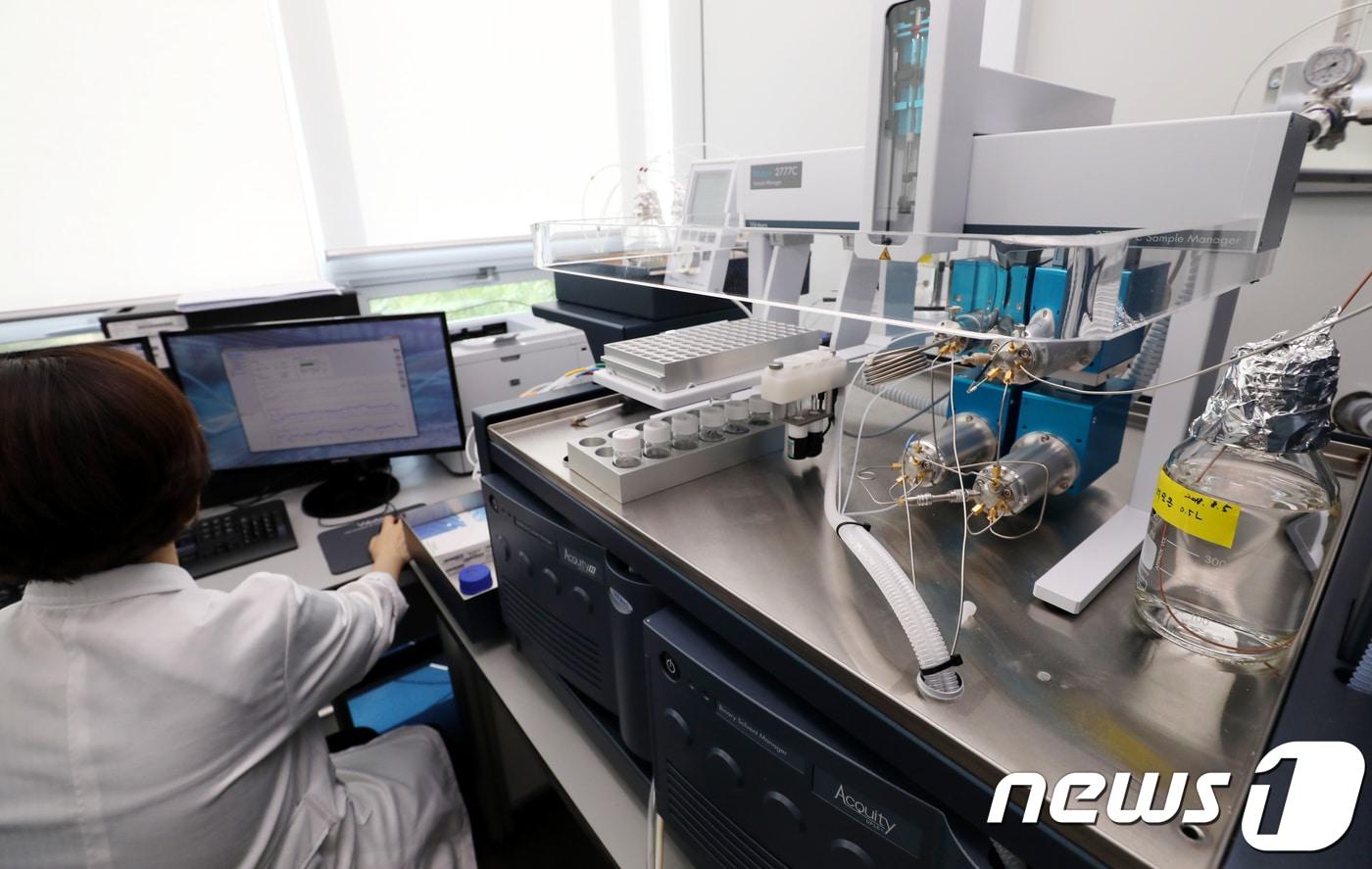 본문 이미지 - 수질 검사 모습.(사진은 기사 내용과 무관함) / 뉴스1 ⓒ News1