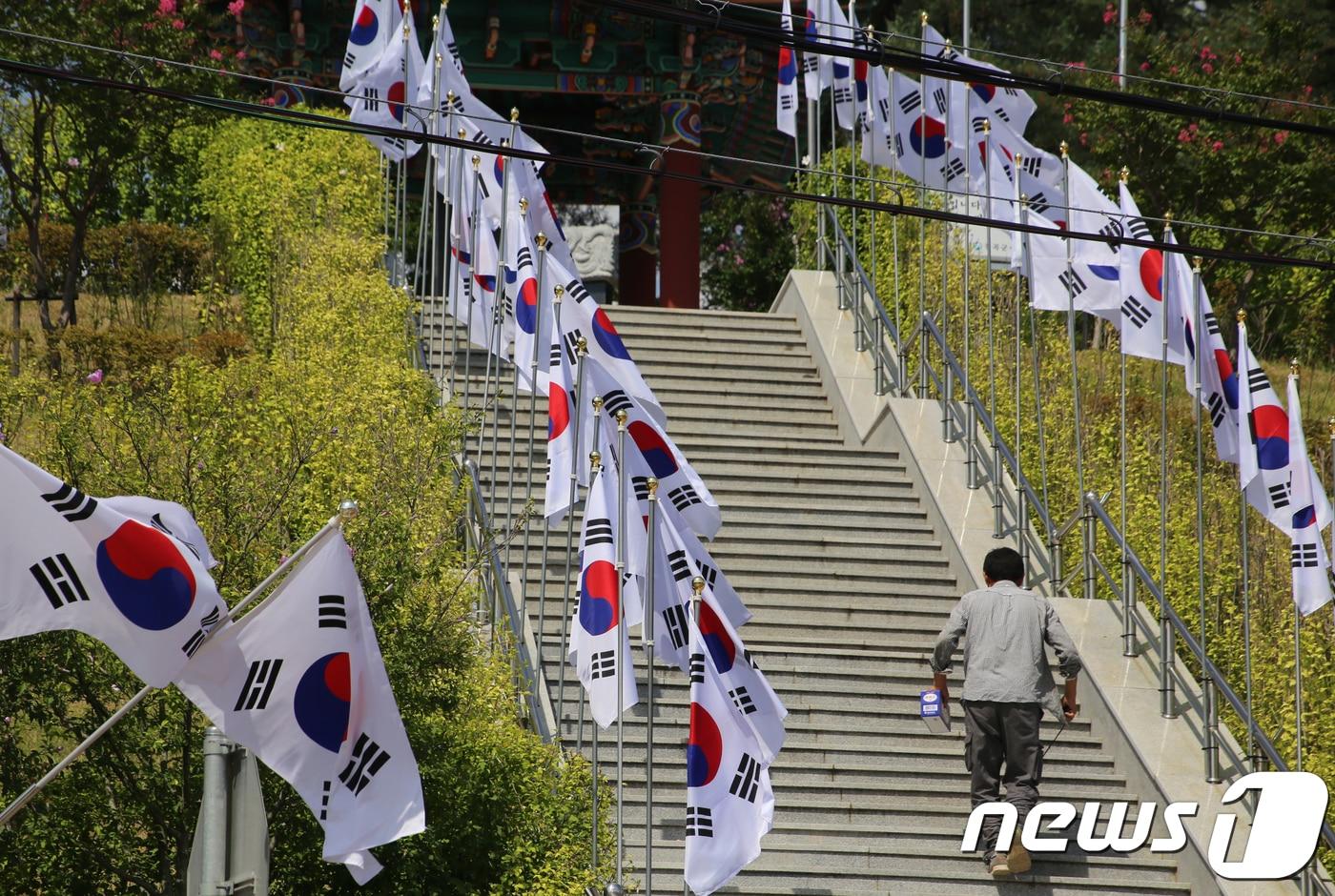 본문 이미지 - 6.25전쟁 순국선열과 독립애국지사 등을 기리는 추모단과 낙동강전투 UN승전 기념비 등이 있는 경북 칠곡군 왜관읍 석전리 애국동산에 칠곡군에서 내건 태극기가 바람에 휘날리고 있다. ⓒ 뉴스1 