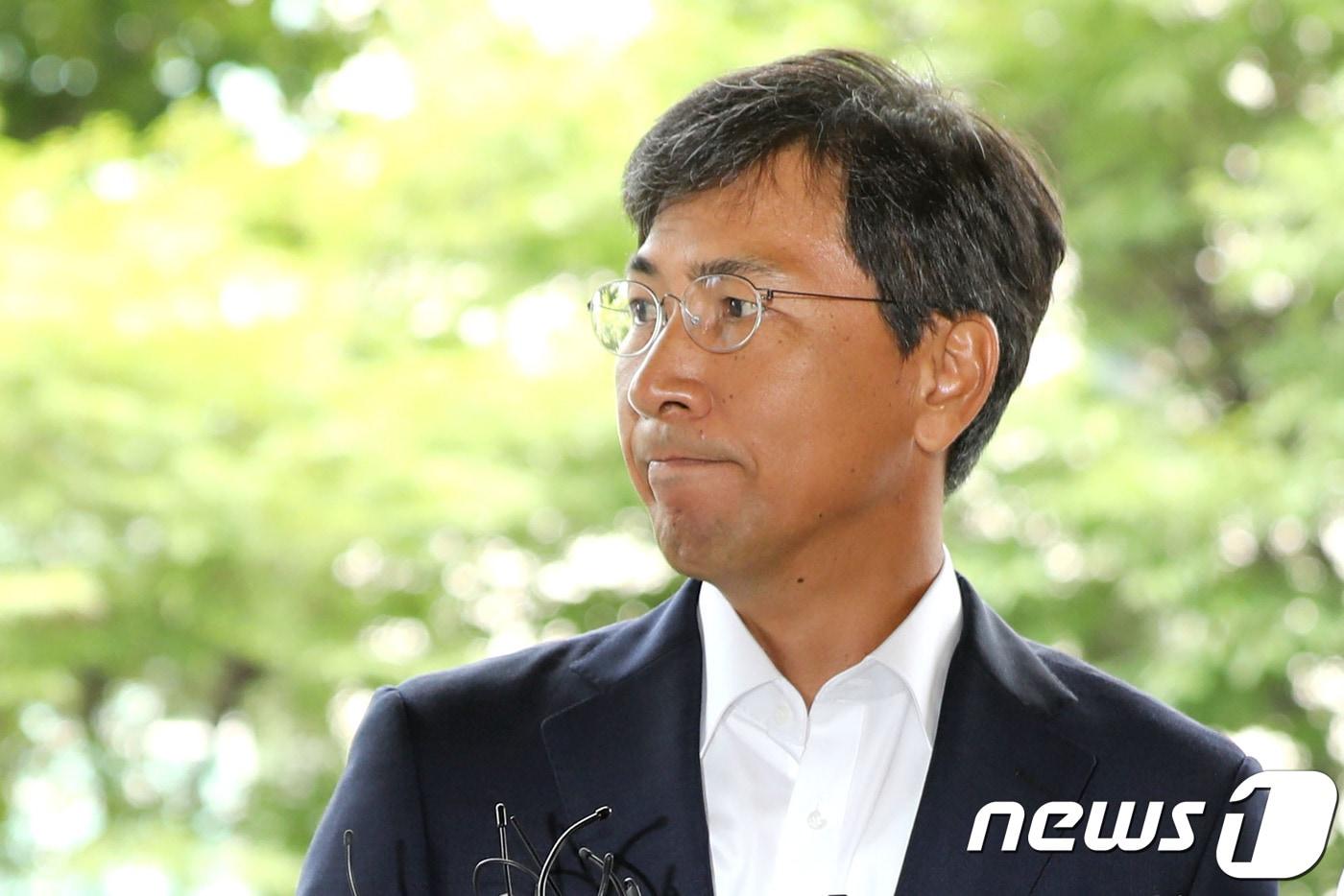 본문 이미지 - 비서를 성폭행한 혐의를 받고 있는 안희정 전 충남지사가 14일 오전 서울 마포구 서부지방법원에서 열린 선고 공판에 출석하고 있다. 검찰은 지난 결심공판에서 "도지사와 수행비서라는 극도의 비대칭적 관계를 이용해 피해자를 심리적으로 굴복시켜 간음한 중대범죄＂라며 안 전 지사에게 징역 4년을 구형한 바 있다. 2018.8.14 ⓒ 뉴스1 이광호 기자