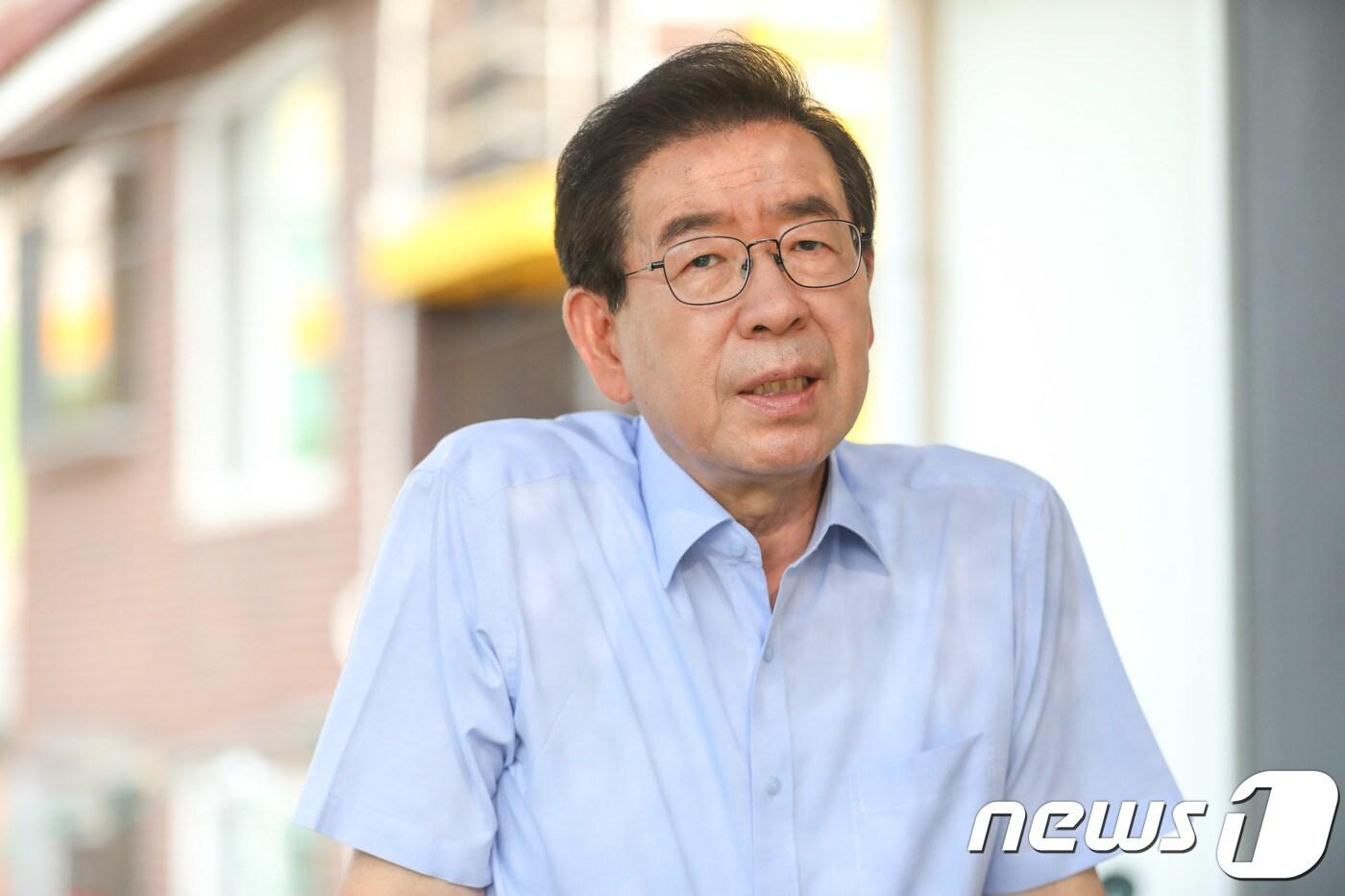 본문 이미지 - 옥탑방에서 강북 '한 달 살이'를 하고 있는 박원순 서울시장이 14일 서울 강북구 미아동 옥탑방에서 뉴스1과 인터뷰를 하고 있다. 2018.8.14/뉴스1 ⓒ News1 성동훈 기자