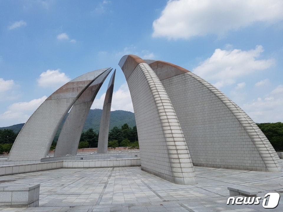 본문 이미지 - 통일염원의 동산 중앙에 위치한 통일의 탑.ⓒ News1