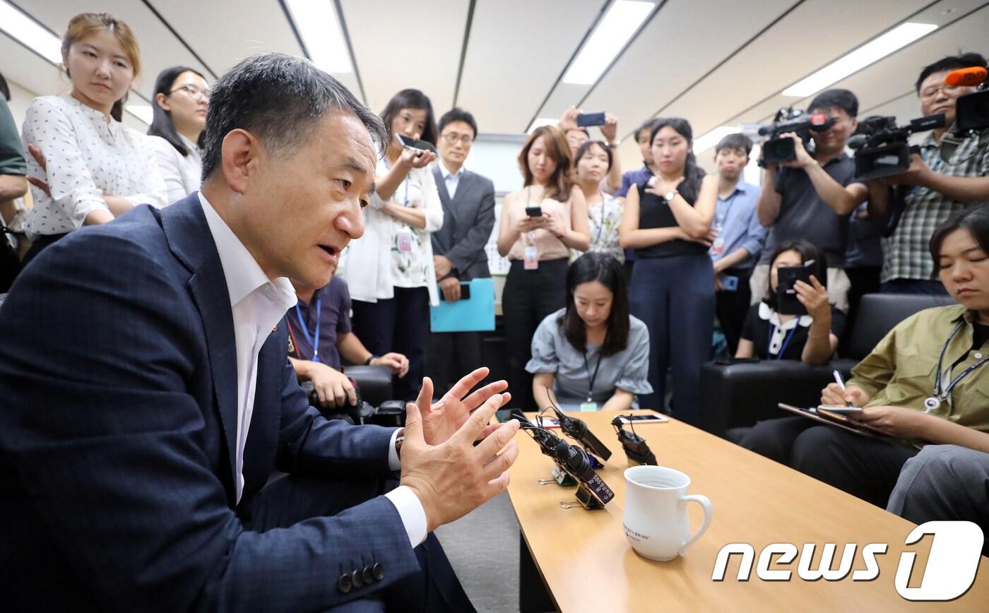 본문 이미지 - 박능후 보건복지부 장관이 14일 정부세종청사 복지부 기자실에서 열린 기자간담회에서 국민연금과 관련된 발언을 하고 있다. 2018.8.14/뉴스1 ⓒ News1 장수영 기자