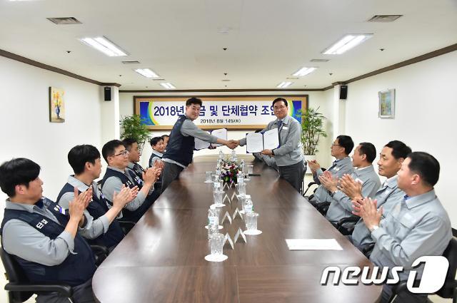 본문 이미지 - 현대미포조선 노사는 14일 울산 본사 한우리회관에서 한영석 사장과 조영태 노조위원장 등 노사 대표가 참석한 가운데 올해 임금 및 단체협약 조인식을 가졌다. ⓒ News1