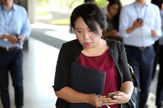 본문 이미지 - 2018년 8월 노영희 변호사가 법원행정처의 '대한변협 압박방안'과 관련한 참고인으로 서울중앙지검에 출석하고 있는 모습. ⓒ News1 