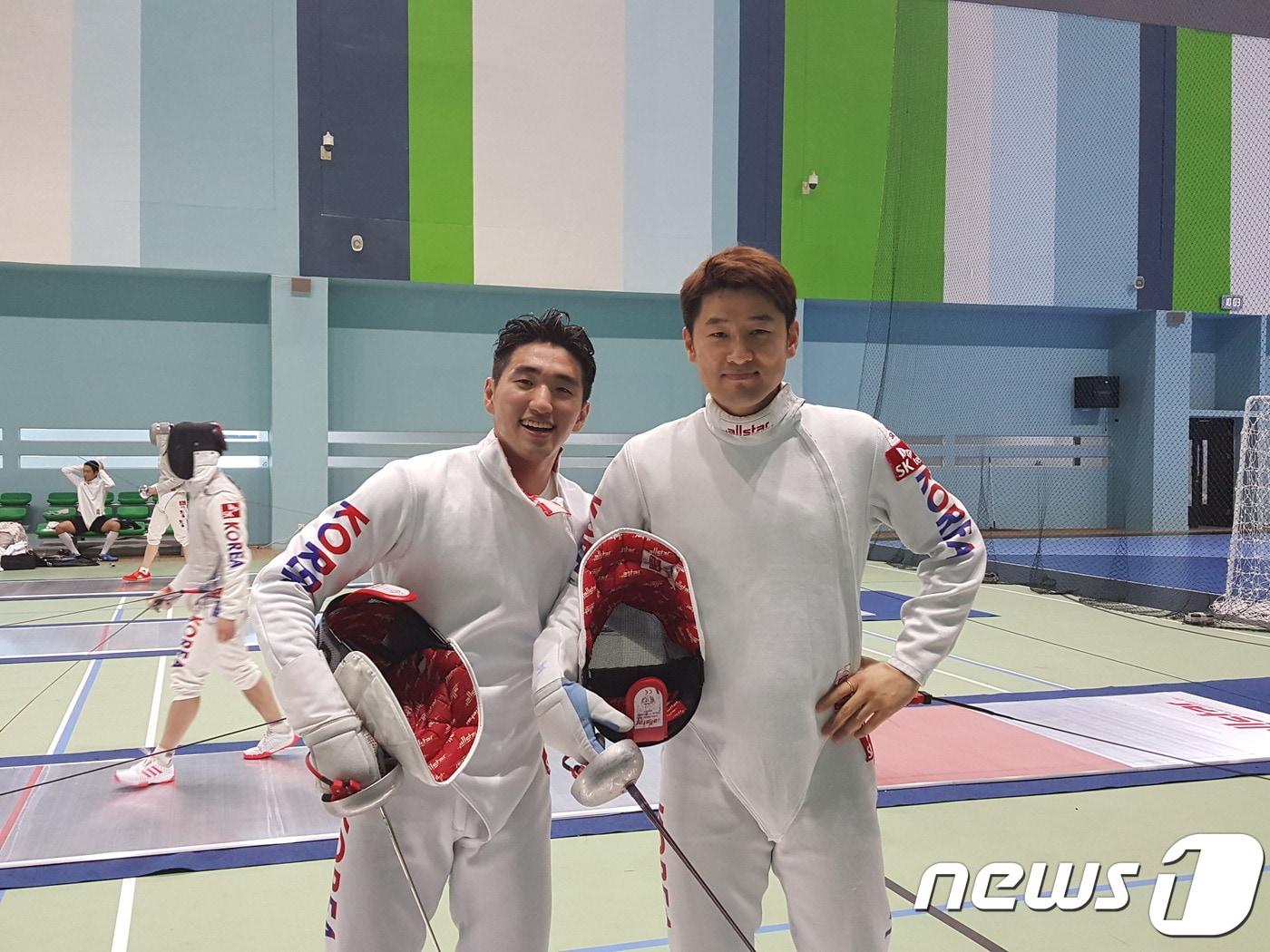 본문 이미지 - 2018 자카르타-팔렘방 아시안게임에 출전하는 펜싱 남자 에페 대표팀의 정진선과 박상영(왼쪽)이 훈련 중 밝은 얼굴로 사진 촬영을 하고 있다. ⓒ News1