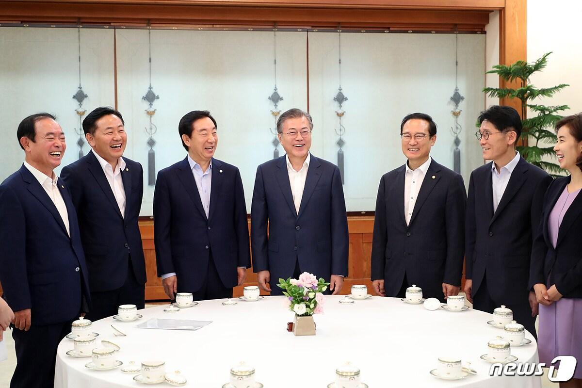 본문 이미지 - 문재인 대통령이 16일 청와대에서 여야 5당 원내대표와 오찬을 함께하기 앞서 차담을 하고 있다. 왼쪽부터 장병완 민주평화당 원내대표, 김관영 바른미래당 원내대표, 김성태 자유한국당 원내대표, 문재인 대통령, 홍영표 민주당 원내대표, 윤소하 정의당 원내대표 권한대행. (청와대제공) 2018.8.16/뉴스1