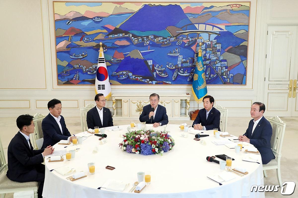 본문 이미지 - 문재인 대통령이 16일 청와대에서 열린 여야 5당 원내대표 초청 오찬에서 인사말을 하고 있다.(청와대 제공) 2018.8.16/뉴스1