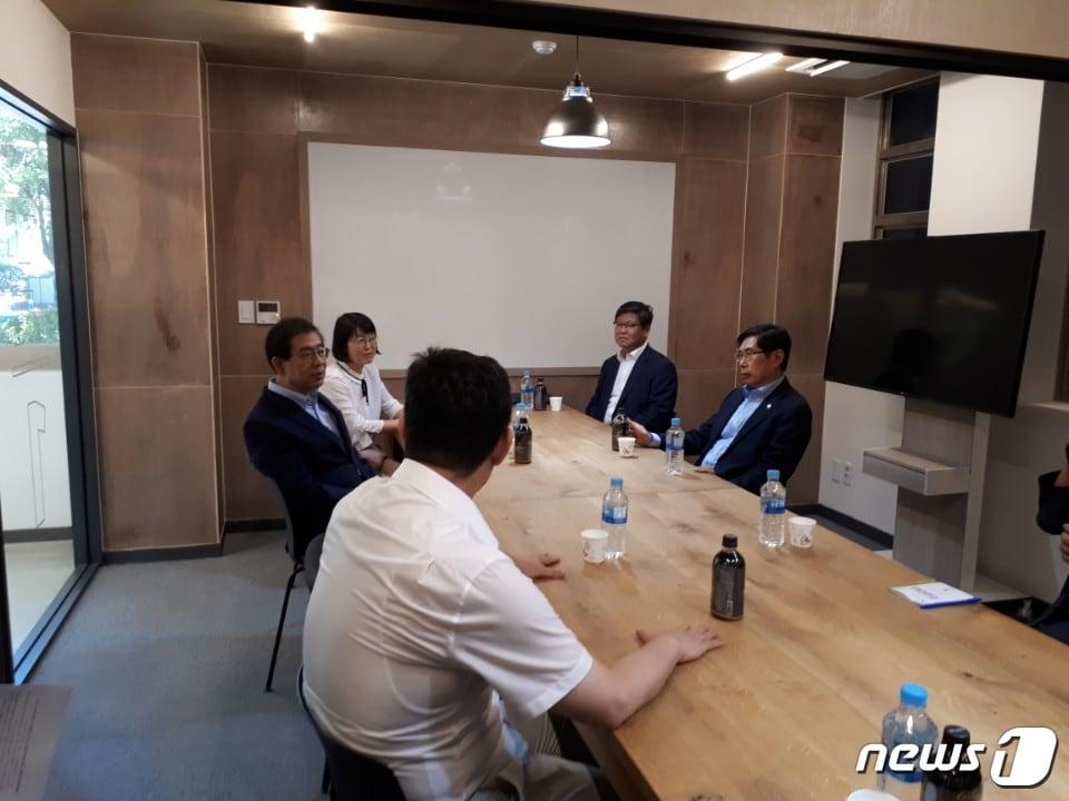 본문 이미지 - 박상기 법무부 장관과 박원순 서울시장이 16일 오후 서울하우징랩에서 '집합건물법 개정을 위한 현장 정책 간담회'에 앞서 환담을 나누고 있다. ⓒ News1 이헌일 기자