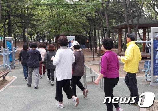 본문 이미지 - 서울 양천구 걷기교실. (양천구 제공). ⓒ News1