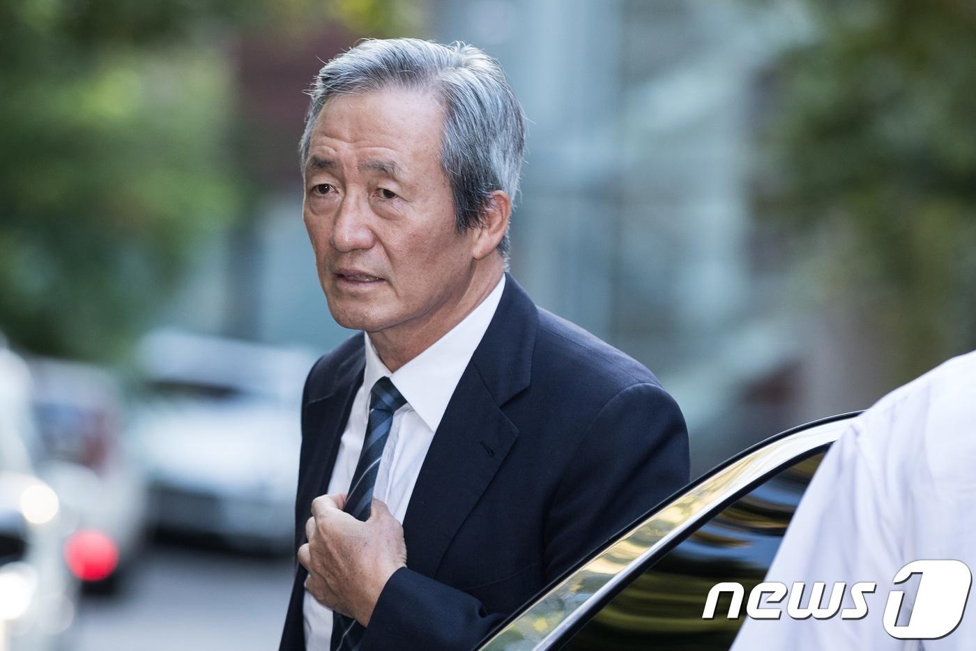 정몽준 아산재단 이사장이 16일 오후 故 정주영 현대그룹 명예회장의 부인 고 변중석 여사의 11주기 제사에 참석하기 위해 서울 용산구 한남동 정몽구 현대자동차그룹 회장 자택으로 들어가고 있다. 2018.8.16/뉴스1 ⓒ News1 유승관 기자