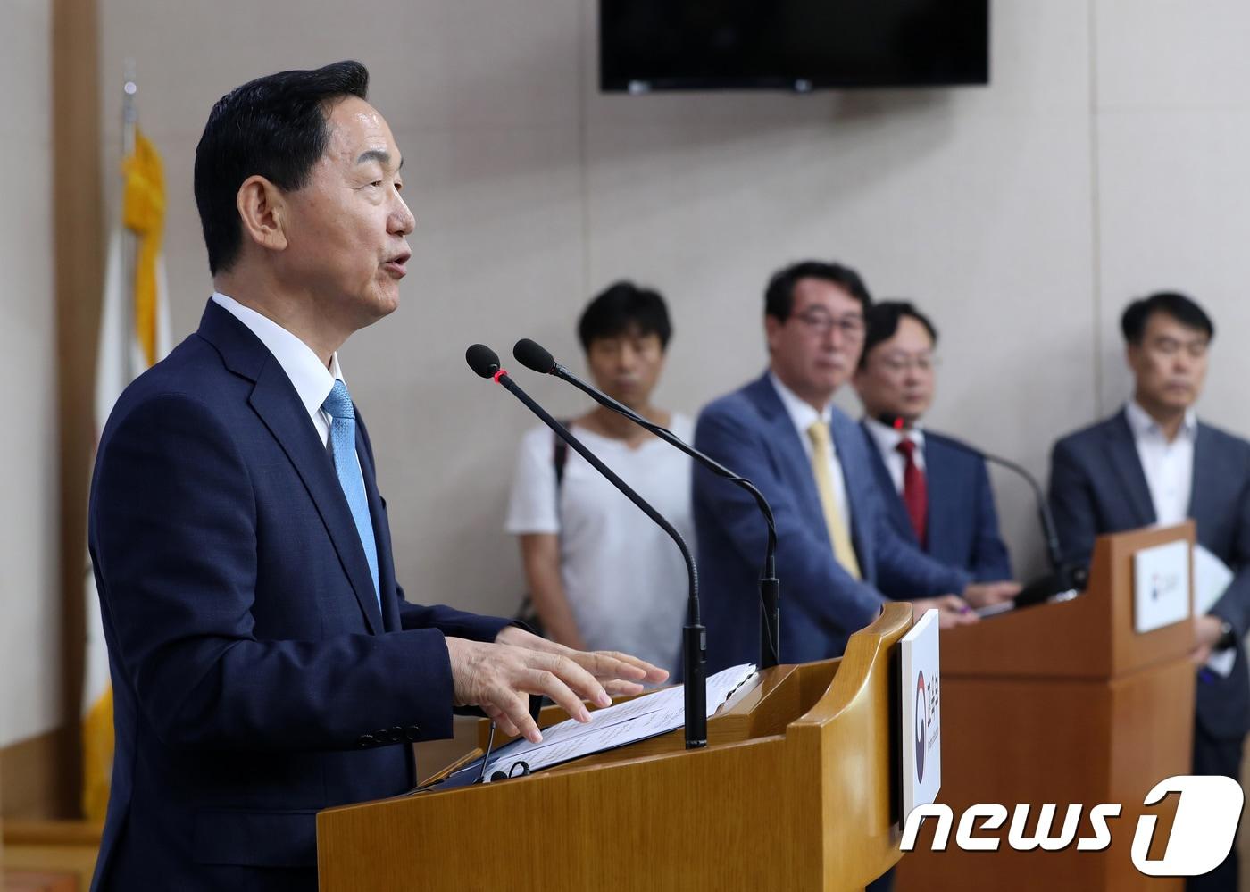 본문 이미지 - 김상곤 사회부총리 겸 교육부장관이 17일 서울 세종대로 정부서울청사 별관 브리핑룸에서 2022학년도 대학입학제도 개편방안 및 고교교육 혁신방향을 발표하고 있다.다.2018.8.17/뉴스1 ⓒ News1 오대일 기자