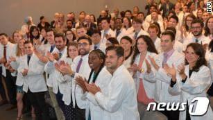 본문 이미지 - 장학금 지원 소식에 기뻐하는 뉴욕대 의대  사람들.(출처=CNN 갈무리) ⓒ News1