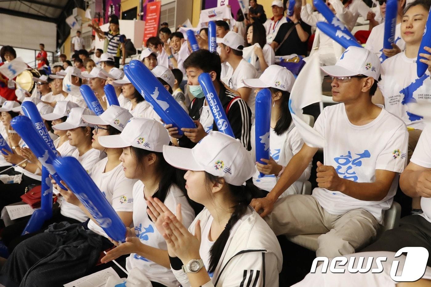 본문 이미지 - 17일 오전 인도네시아 자카르타 겔로라 붕 카르노(GBK) 바스켓홀에서 열린 2018 자카르타·팔렘방 아시안게임 여자농구 조별리그 A조 2차전 남북 단일팀과 대만의 경기에서 남북단일팀 응원단이 응원을 하고 있다. 2018.8.17/뉴스1 ⓒ News1 임세영 기자