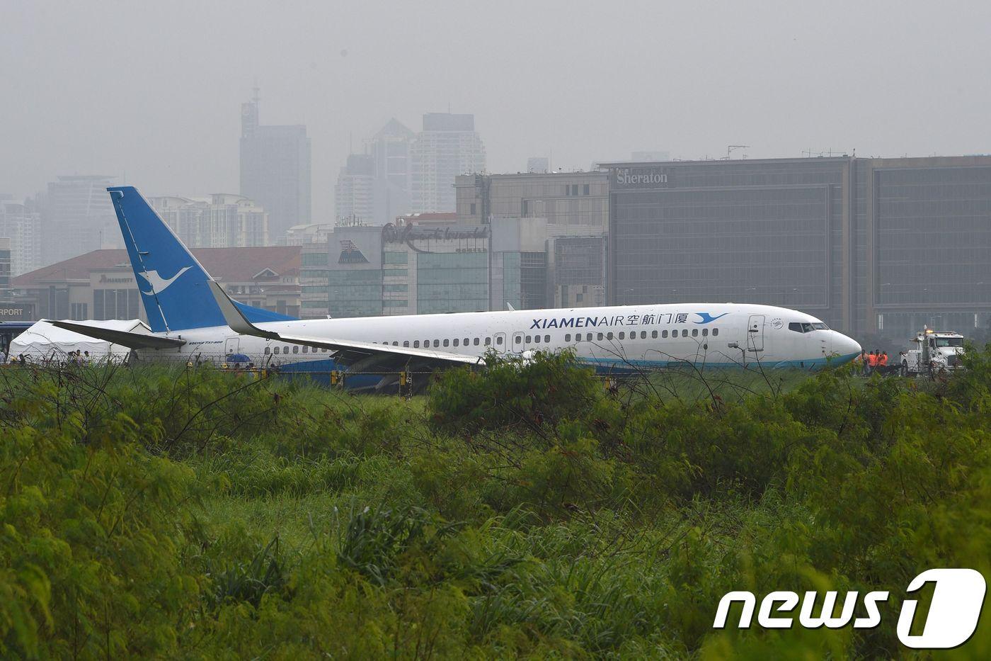 지난 16일 밤 필리핀 마닐라공항에서 중국 샤먼항공 항공기가 활주로에서 이탈하는 사고가 발생했다. ⓒ AFP=뉴스1