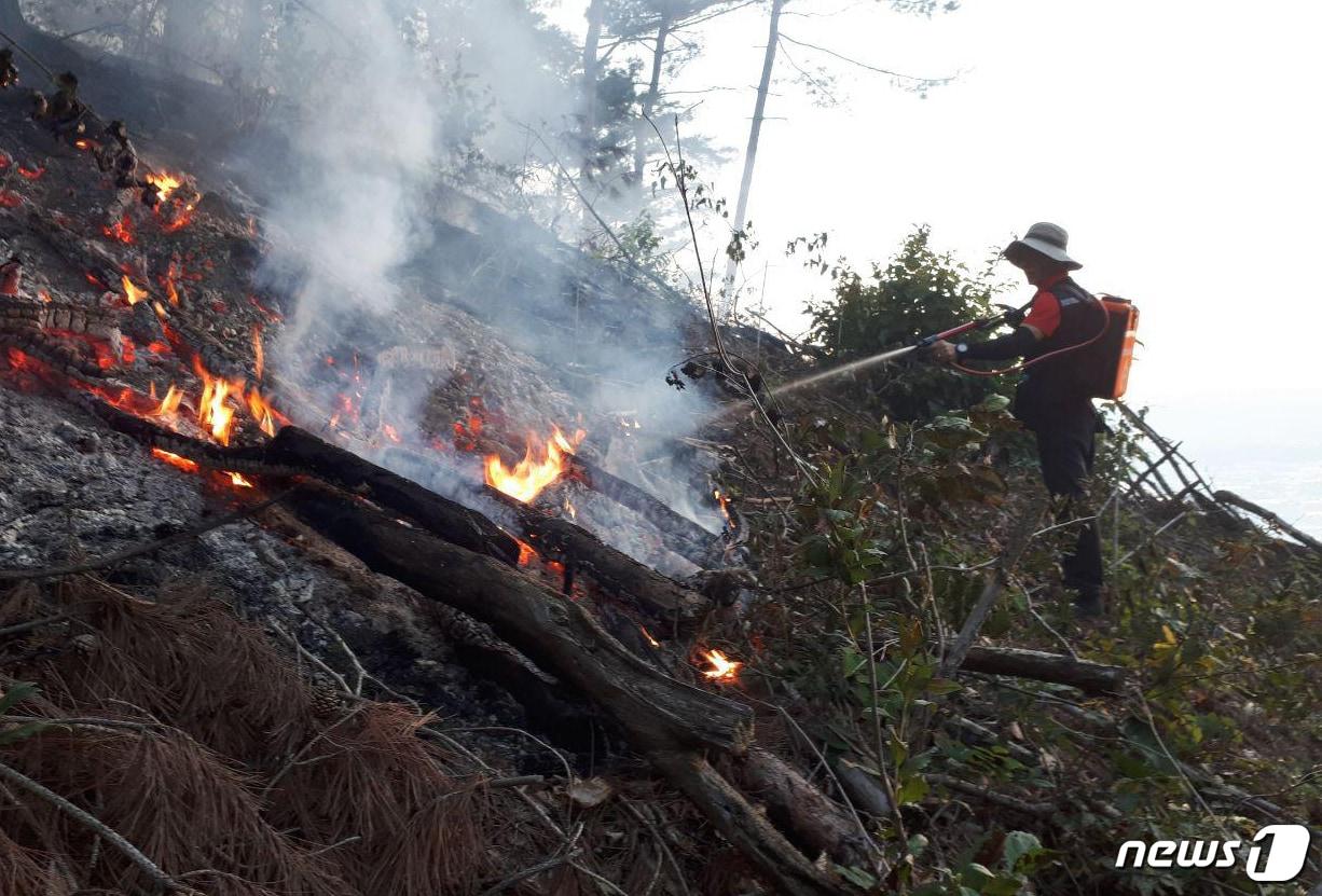 본문 이미지 - 17일 오후 1시46분쯤 강원 춘천시 동면 월곡리 한 야산에서 불이나 4시간30여분만에 진화됐다.사진은 의용소방대원이 투입돼 잔불 정리하는 모습. 2018.8.17/뉴스1 ⓒ News1 김경석 기자
