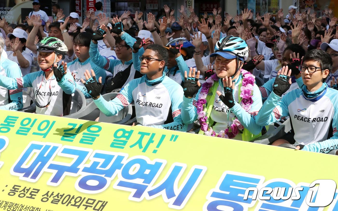 본문 이미지 - 한반도 평화통일과 세계평화를 염원하며 세계인이 함께 달리는 ‘원 코리아 피스로드 2018 대구 통일대장정’ 행사가 지난해 8월19일 대구 중구 동성로 야외무대에서 열렸다. 15개국에서 참가한 한반도 종주단과 시민들이 통일의 노래를 부르며 한반도 평화를 기원하고 있다. 2018.8.19/뉴스1 공정식 기자