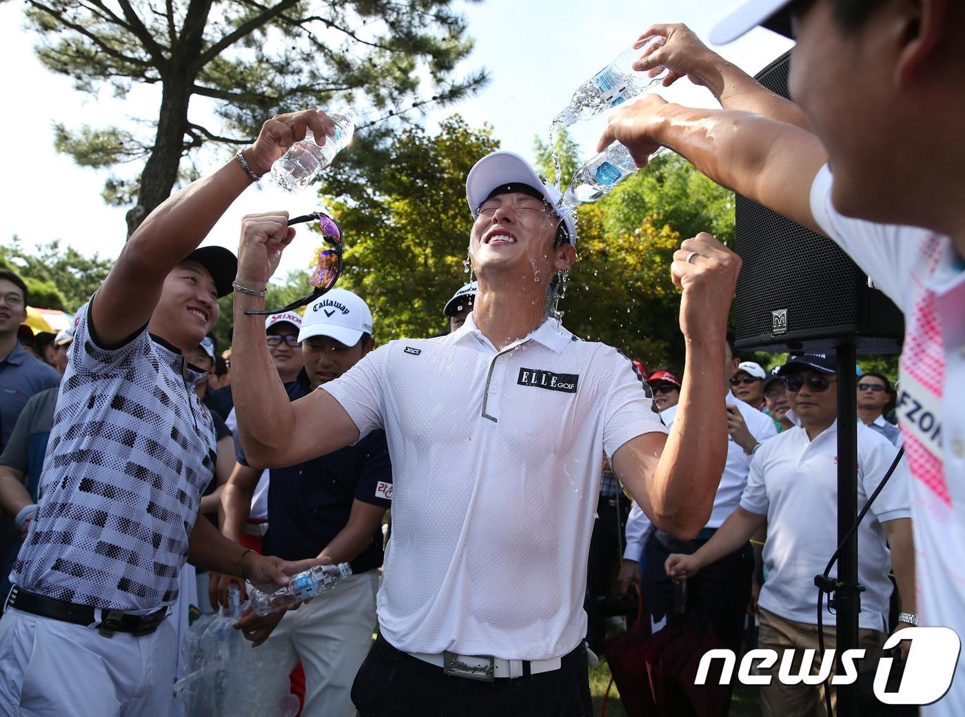 본문 이미지 - 19일 경남 양산 통도 파인이스트 CC에서 열린 동아회원권그룹 부산오픈 최종라운드에서 우승한 김태훈이 축하 물세례를 받고 있다. (KPGA 제공) 2018.8.19/뉴스1