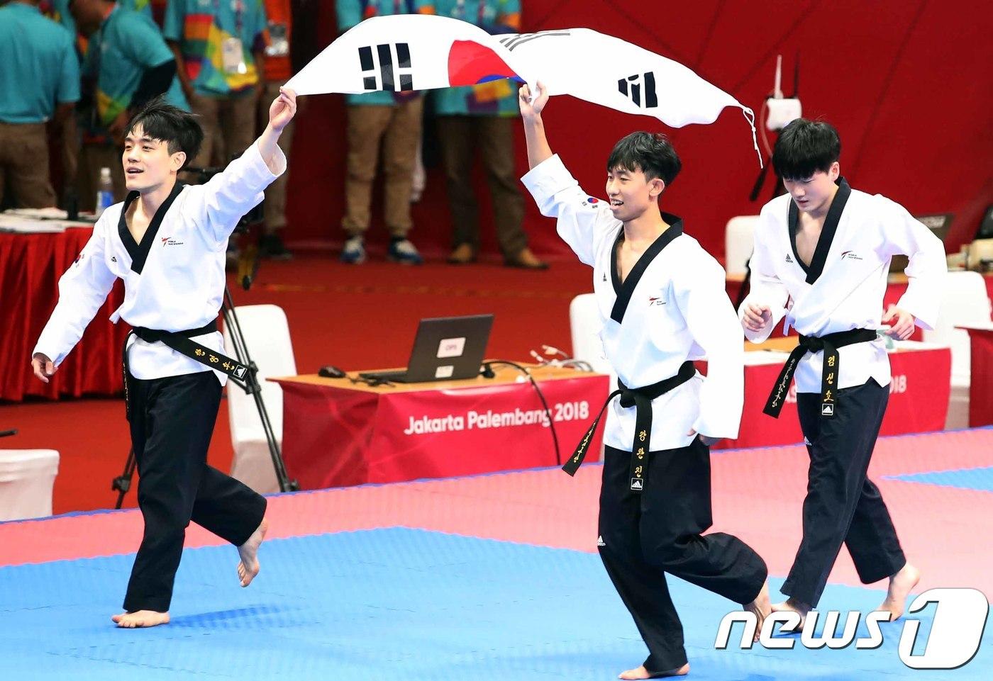 19일 인도네시아 자카르타 컨벤션센터에서 열린 2018 자카르타·팔렘방 아시안게임 태권도 품새 경기 남자 단체전 결승에서 금메달을 획득한 한영훈(왼쪽).  2018.8.19/뉴스1 ⓒ News1 김명섭 기자