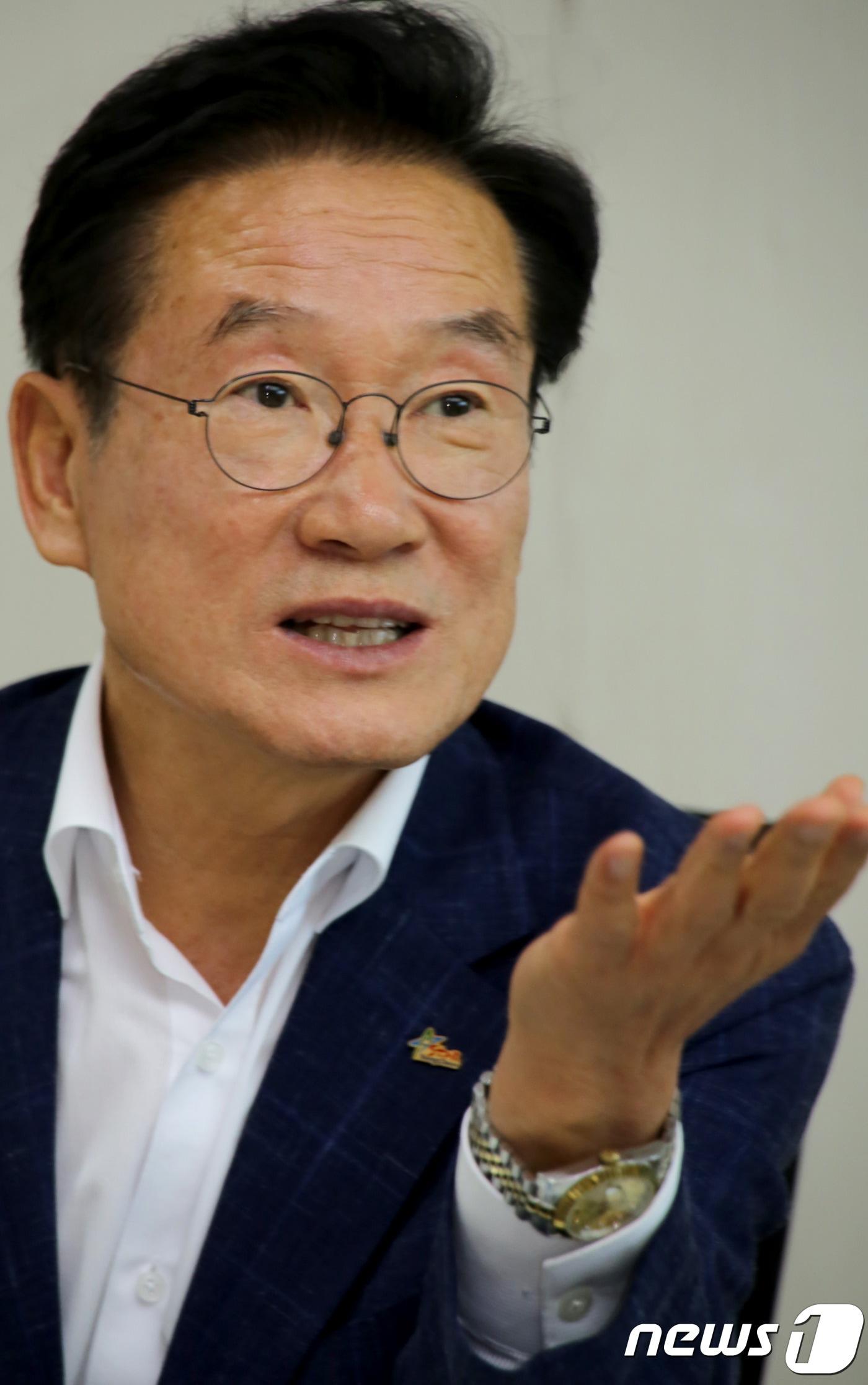 본문 이미지 - 2일 최기문 경북 영천시장이 뉴스1과 인터뷰하고 있다.2018.8.2/뉴스1ⓒ News1