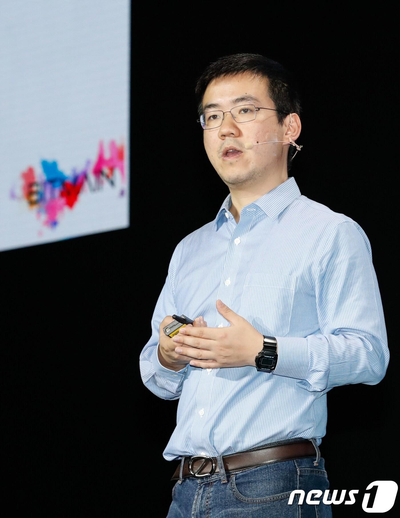 본문 이미지 - 우지한(Jihan Wu) 비트메인 창립자가 지난 2일 오후 서울 강남구 그랜드 인터컨티넨탈 서울 파르나스에서 열린 '후오비 카니발'에서 블록체인 업계의 발전 등을 주제로 발표하고 있다. ⓒ News1 이승배 기자