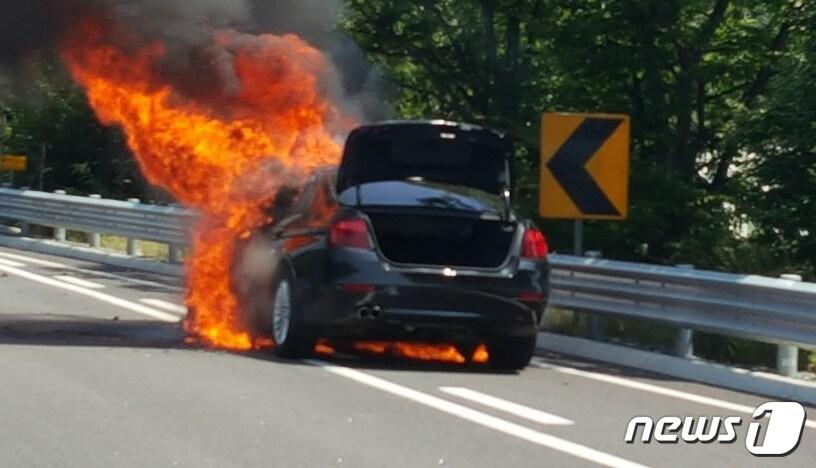 본문 이미지 - 2일 오전 11시45분쯤 강원 원주시 부론면 흥호리 소재 강릉방향 영동고속도로에서 A씨(28·여)가 몰던 BMW 520d 차량에 불이 나 전소됐다.(강원지방경찰청 제공) 2018.8.2/뉴스1 ⓒ News1 최석환 기자