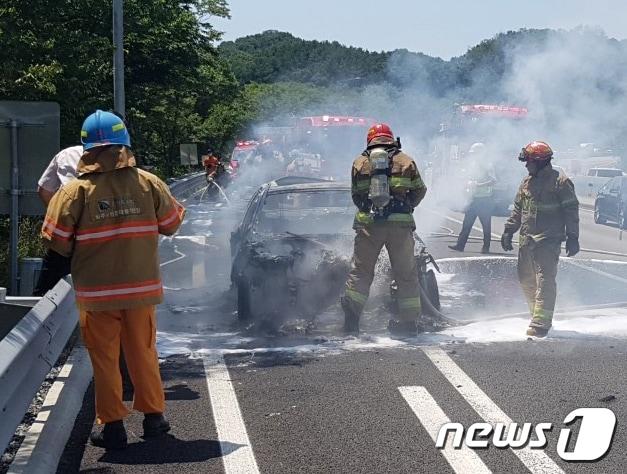 본문 이미지 - 2일 오전 11시45분쯤 강원 원주시 부론면 흥호리 소재 강릉방향 영동고속도로에서 A씨(28·여)가 몰던 BMW 520d 차량에 불이 나 119구조대원이 진화작업을 하고 있다.(강원지방경찰청 제공) 2018.8.2/뉴스1 ⓒ News1 최석환 기자