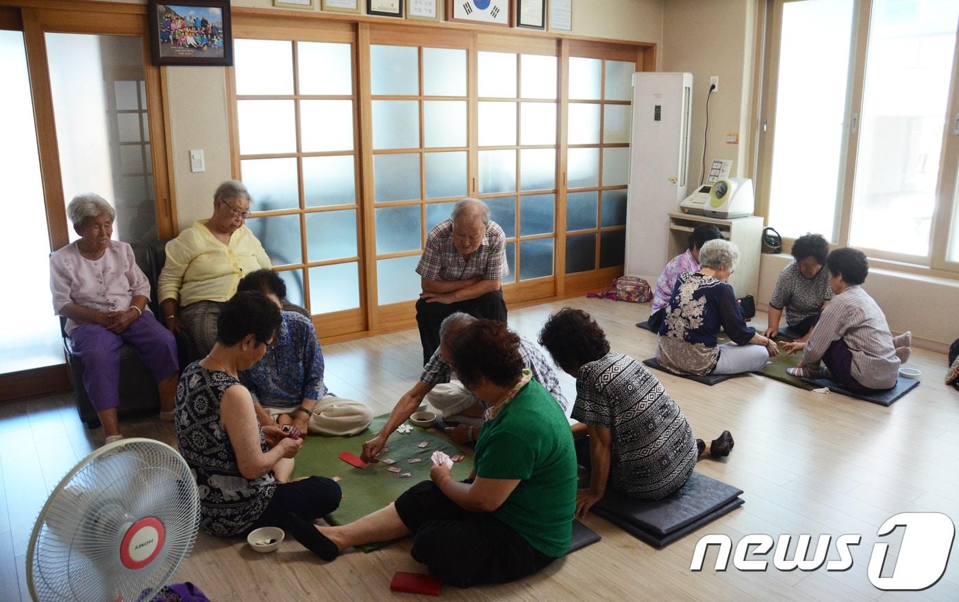 본문 이미지 - 폭염이 기승을 부린 2일 강원 홍천군 홍천읍의 한 경로당에서 노인들이 더위를 피하고 있다.강원도는 도내 경로당 등에 냉방비를 지원하고 더위 심터로 활용해 일반인에게 개방하고 있다.홍천은 이날 오후 2시 30분 기준 38.1도를 기록했다.2018.8.2/뉴스1 ⓒ News1 이찬우 기자