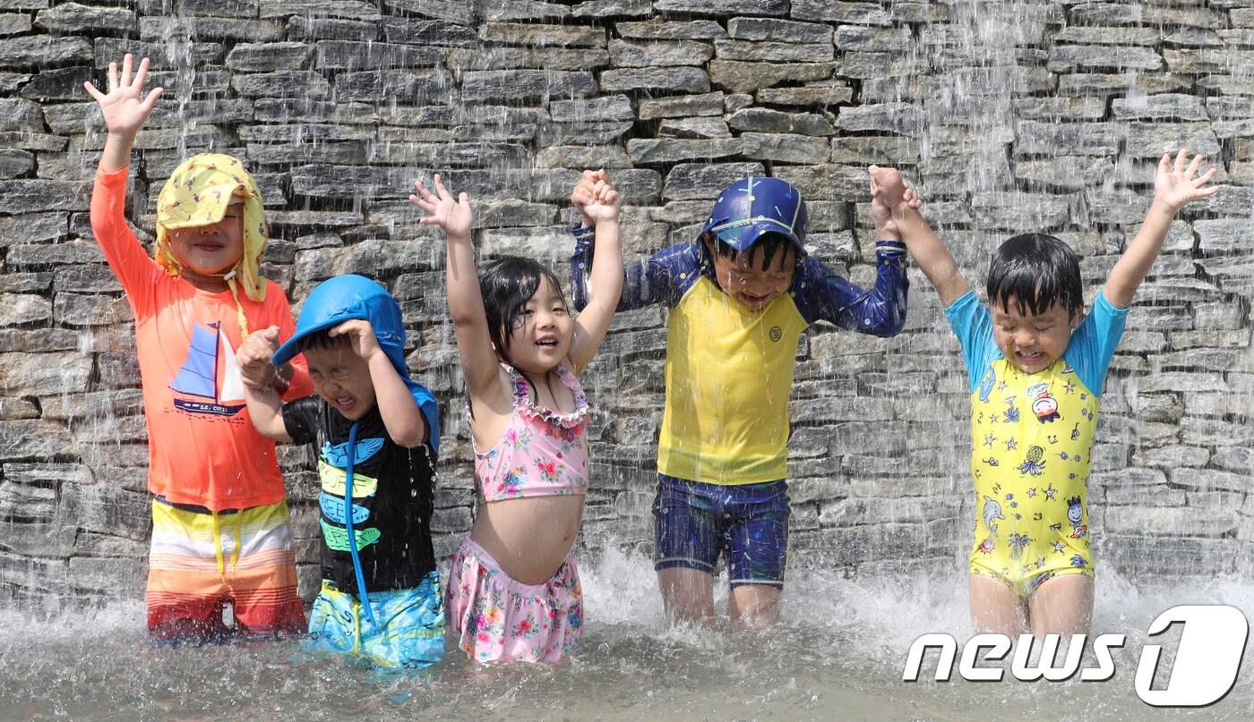 연일 폭염이 이어지고 있는 2일 오후 서울 송파구 성내천 물놀이장에서 어린이들이 폭포물을 맞으며 더위를 식히고 있다. 2018.8.2/뉴스1 ⓒ News1 임세영 기자