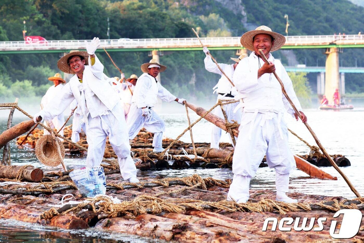 영월 동강뗏목축제가 막을 올린 2일 강원도 영월군 동강에서 노꾼들이 뗏목 시연을 하고 있다. 2018.8.2/뉴스1 ⓒ News1 박하림 기자