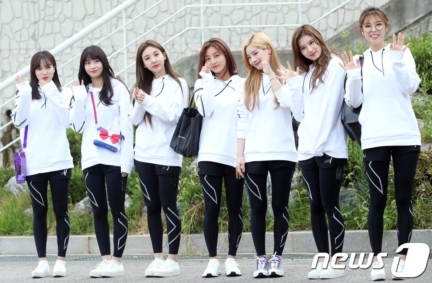 트와이스가 20일 오전 고양체육관에서 열리는 MBC 추석특집 ‘2018 아이돌스타 육상 선수권대회’(아육대) 녹화에 참석해 포즈를 취하고 있다. 왼쪽부터 미나, 모모, 나연, 지효, 다현, 사나, 정연. 2018.8.20./뉴스1 ⓒ News1 권현진 기자