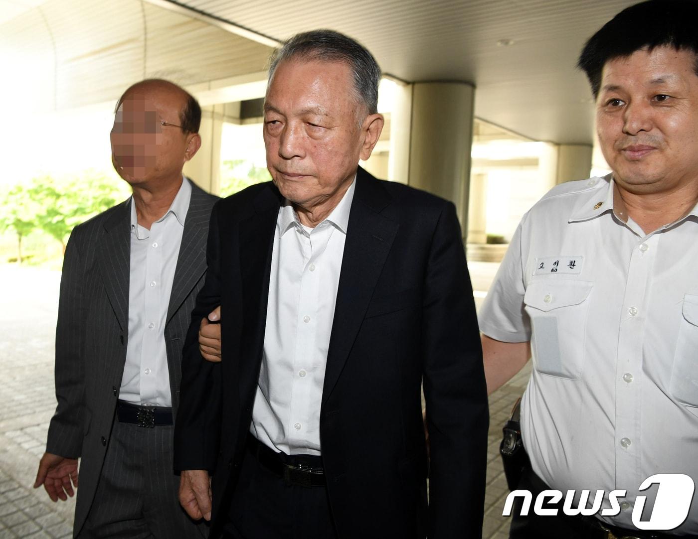 본문 이미지 - 보수단체 부당지원 등 '화이트리스트' 작성 의혹 등을 받고 있는 김기춘 전 전 대통령 비서실장 ⓒ News1 