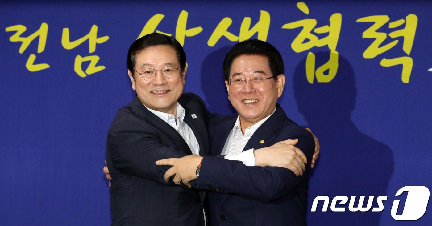 본문 이미지 - 이용섭 광주시장과 김영록 전남도지사가 20일 오전 전남도청 서재필실에서 열린 '2018년 광주·전남상생발전위원회'에서 환하게 웃으며 서로 안고 있다. 2018.8.20/뉴스1 ⓒ News1 남성진 기자