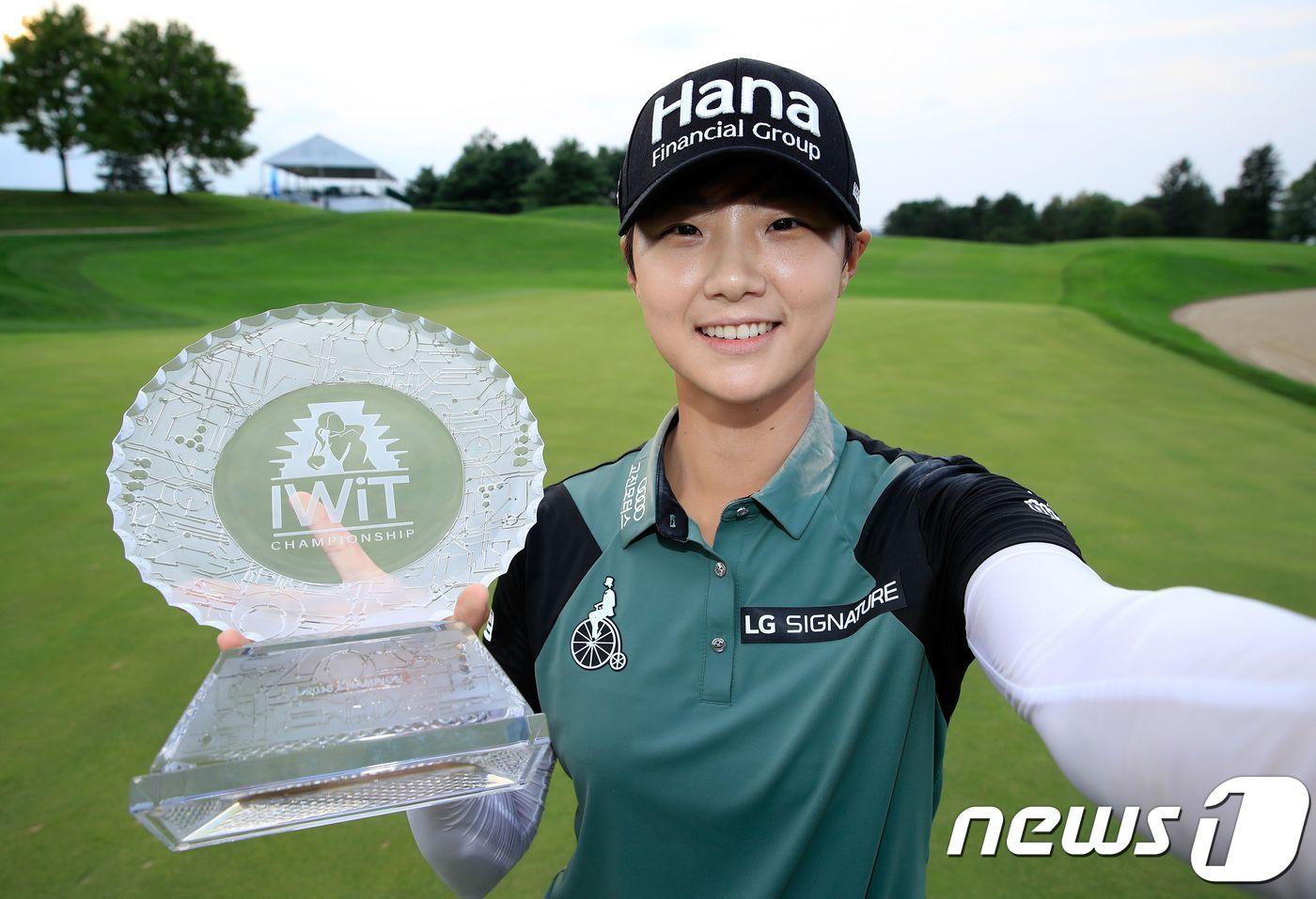 미국여자프로골프(LPGA)투어 인디 위민 인 테크 챔피언십(총 상금 200만달러)에서 박성현이 우승컵을 들어올렸다. ⓒ AFP=뉴스1