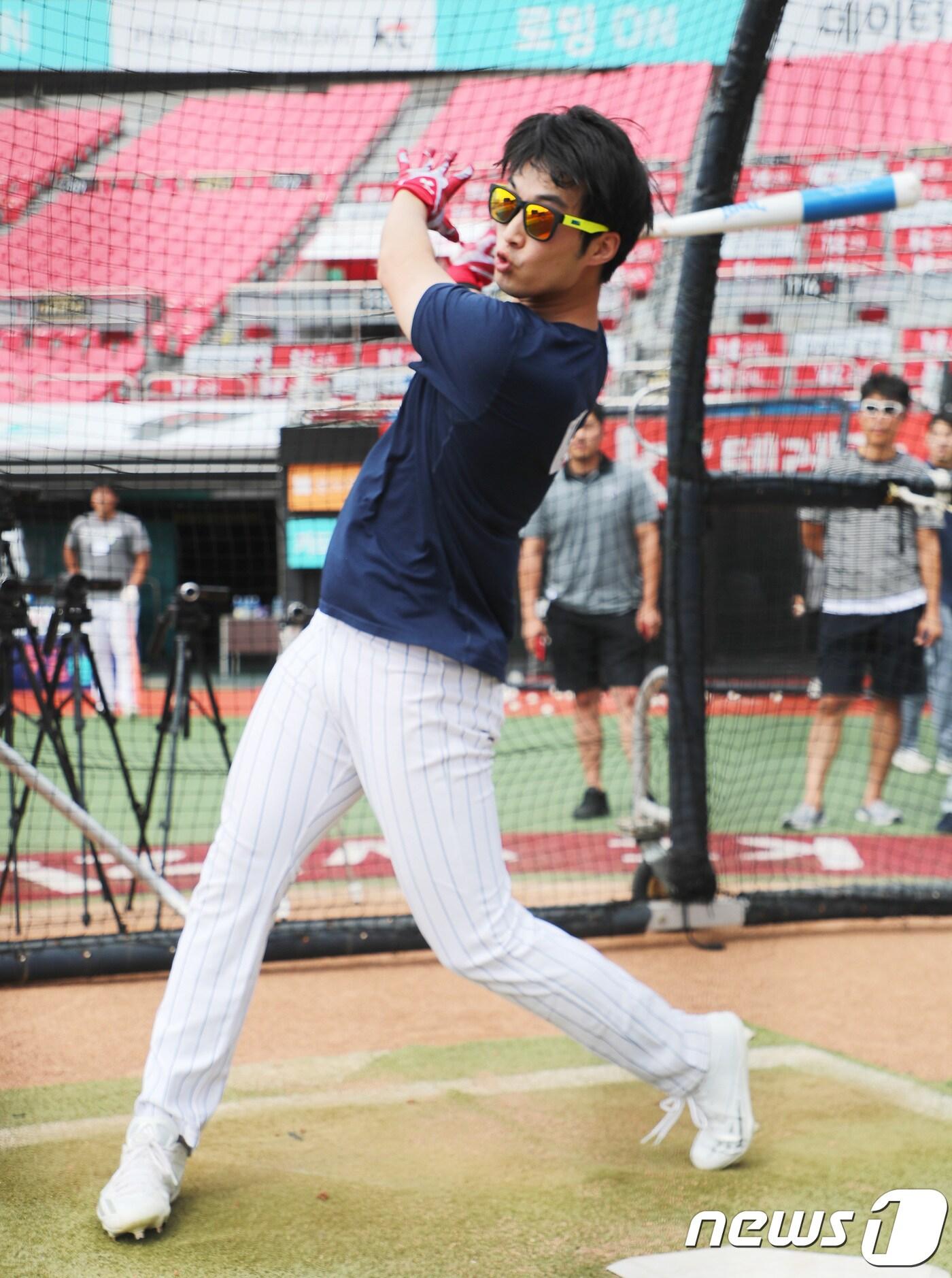본문 이미지 - 이학주 전 도쿠시마 인디고삭스 선수가 20일 오전 경기도 수원시 장안구 kt위즈파크에서 열린 2019 KBO 신인 드래프트 트라이아웃에서 스윙을 하고 있다. 2018.8.20/뉴스1 ⓒ News1 오장환 기자