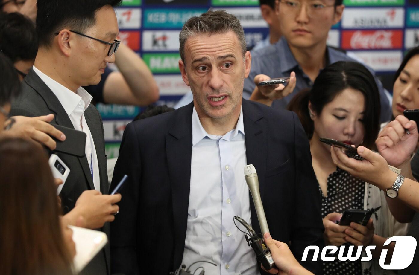 본문 이미지 - 한국 축구대표팀의 새 사령탑으로 선임된 포르투갈 출신의 파울루 벤투 감독이 20일 인천국제공항을 통해 입국한 뒤 취재진의 질문에 답하고 있다. 2018.8.20/뉴스1 ⓒ News1 허경 기자