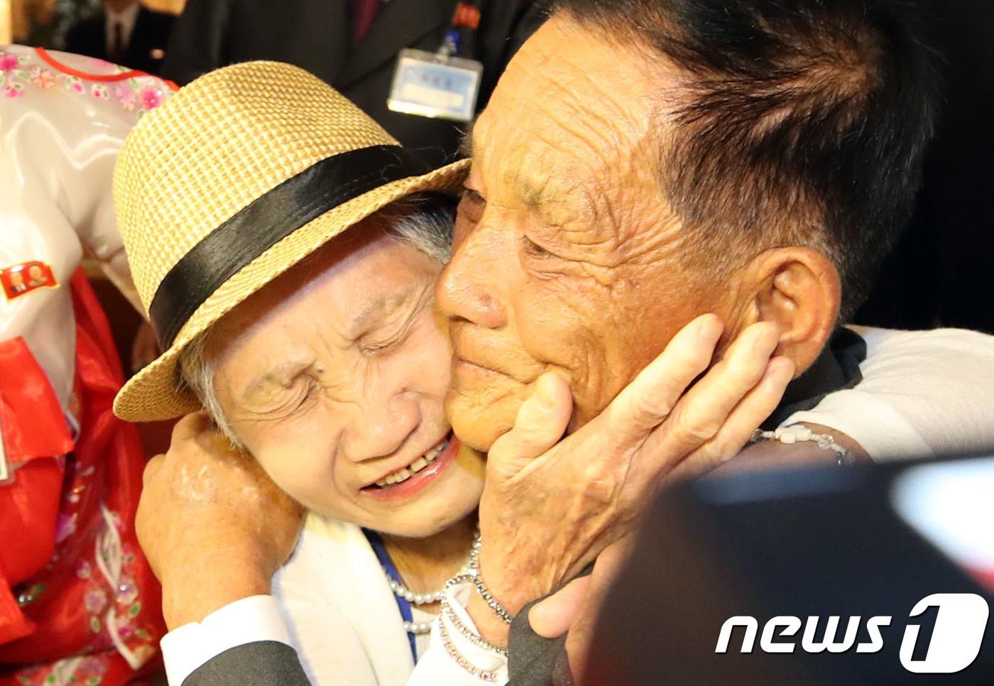 본문 이미지 - 20일 금강산호텔에서 열린 제21차 남북 이산가족 단체상봉 행사에서 남측 이금섬(92)할머니가 아들 리상철(71)을 만나 기뻐하고 있다. 2년 10개월 만에 열리는 이산가족 상봉은 20일부터 26일까지 금강산에서 진행된다. 2018.8.20/뉴스통신취재단 ⓒ News1
