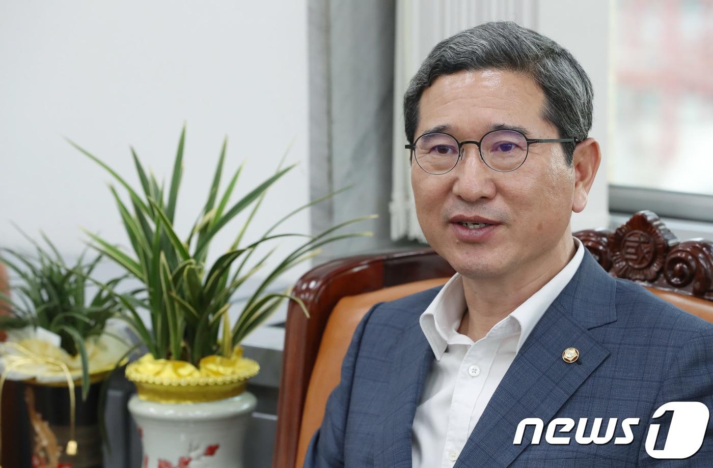 본문 이미지 - 김학용 국회 환경노동위원장이 20일 오후 서울 여의도 국회 환경노동위원장실에서 뉴스1과 인터뷰를 하고 있다. 2018.8.20/뉴스1 ⓒ News1 박정호 기자