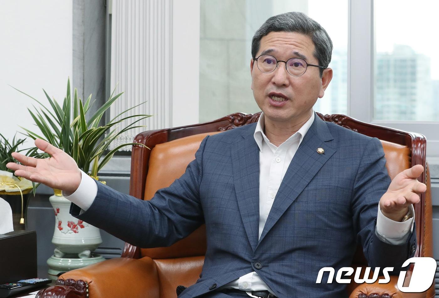 본문 이미지 - 김학용 국회 환경노동위원장이 20일 오후 서울 여의도 국회 환경노동위원장실에서 뉴스1과 인터뷰를 하고 있다. 2018.8.20/뉴스1 ⓒ News1 박정호 기자