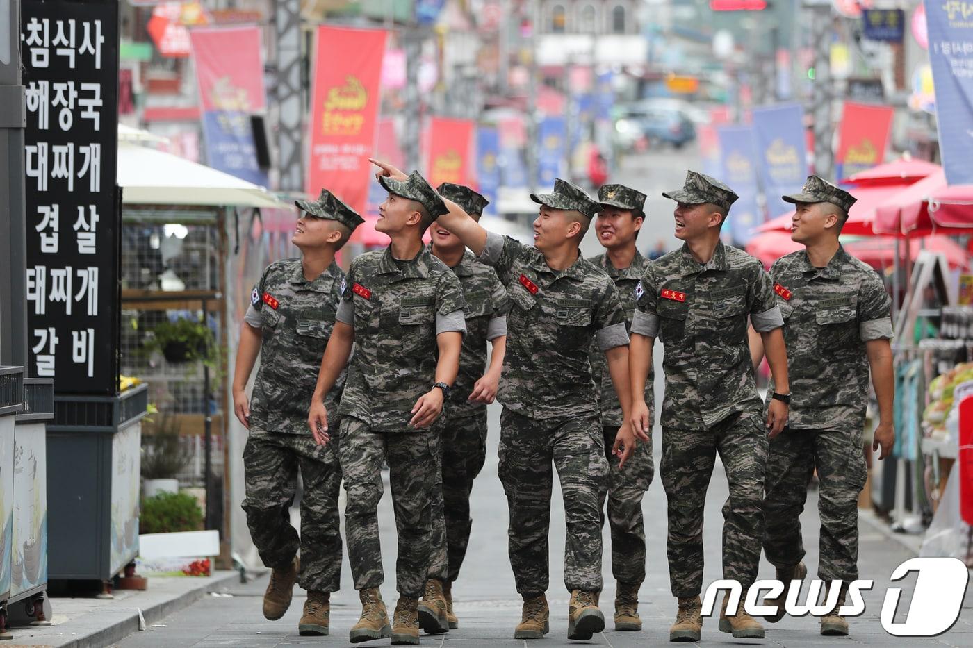 본문 이미지 - 외출 나온 장병들.(사진은 기사와 관련없음)/뉴스1 DB