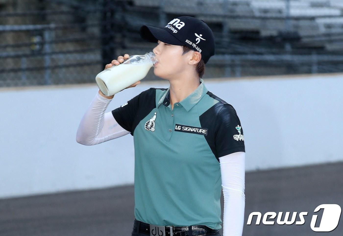 본문 이미지 - 박성현이 미국여자프로골프(LPGA)투어 인디 위민 인 테크 챔피언십에서 우승을 차지한 뒤 전통에 따라 우유를 마시고 있다. ⓒ AFP=뉴스1