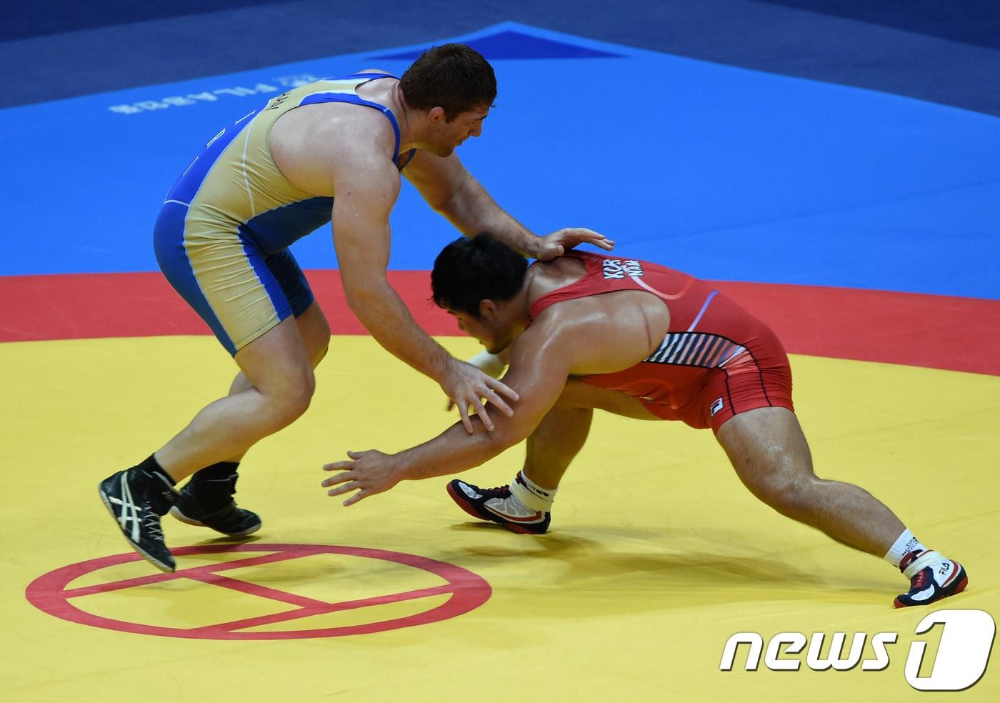 한국 레슬링 대표팀의 남경진(오른쪽). ⓒ AFP=News1
