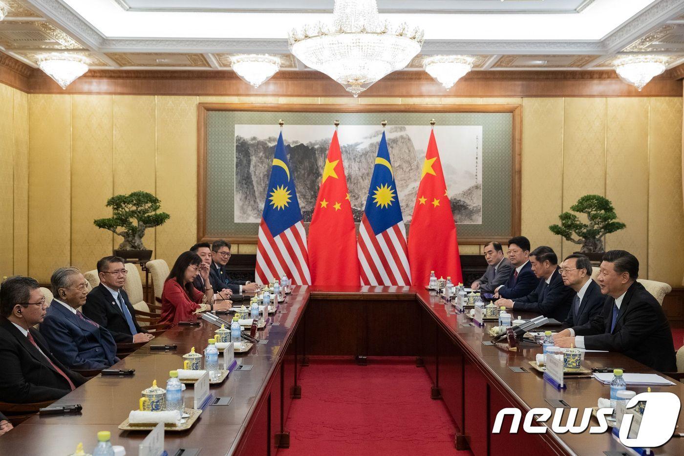 시진핑 중국 국가주석과 마하티르 모하메드 말레이시아 총리가 20일 베이징에서 회담을 하고 있다.  ⓒ AFP=뉴스1 ⓒ News1 